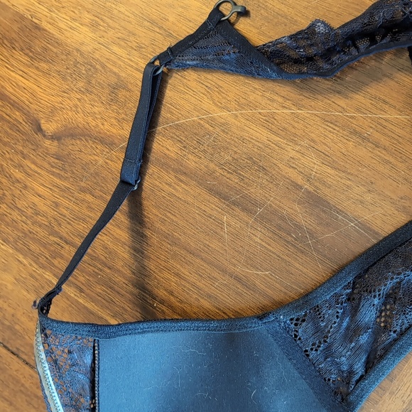 Victoria's Secret - Navy No Wire Bra. 36B - Picture 5 of 8